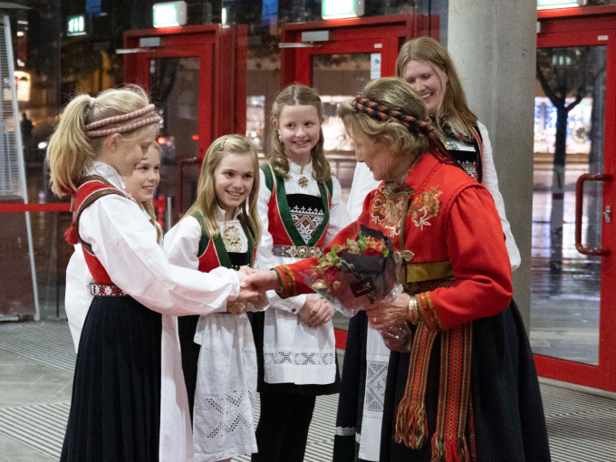 Småkvedarane, ein songgruppe med fire tiåringar frå Voss, overrekker blomster til Dronning Sonja og tar ein trall.  Foto: Thor Brødreskift for FolkOrg